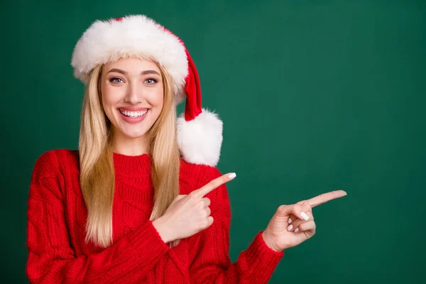 Retrato de atractiva chica rubia alegre demostrando espacio de copia anuncio de invierno aislado sobre fondo de color verde — Foto de Stock