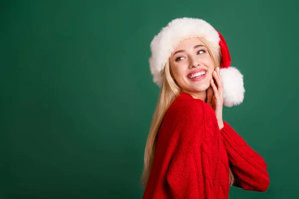 Foto de jovem atraente mulher feliz olhar vazio espaço mão rosto xmas isolado no fundo cor verde — Fotografia de Stock