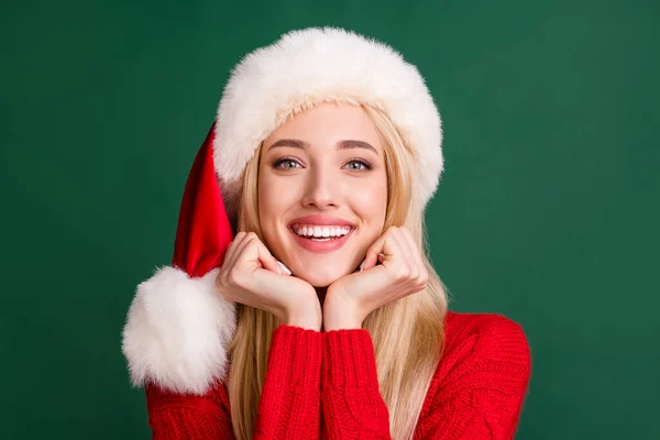 Foto retrato mulher loira em santa chapéu sorrindo alegre bonito isolado cor verde fundo — Fotografia de Stock