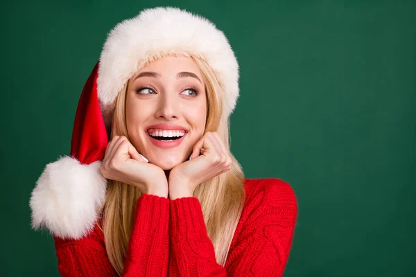 Retrato de atractiva alegre chica rubia soñadora buen humor víspera espacio de copia de invierno aislado sobre fondo de color verde — Foto de Stock