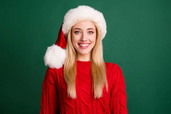 Foto di affascinante adorabile giovane signora indossare maglione rosso copricapo sorridente isolato colore verde sfondo — Foto Stock