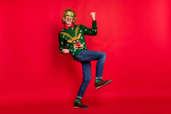 Foto pria muda yang beruntung lucu mengenakan kacamata hijau tinju naik tersenyum latar belakang warna merah terisolasi — Stok Foto