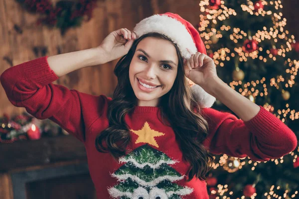 Photo de millennial mignonne brune dame porter un pull chapeau à la maison seul — Photo