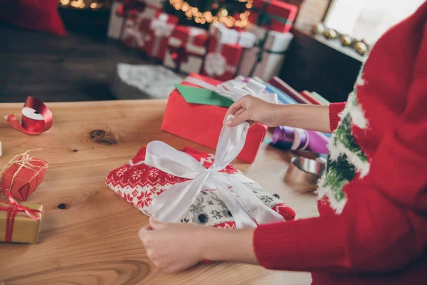 Foto de brillante hermosa mujer joven manos vestido impresión pulóver embalaje regalo de Navidad interior habitación casa — Foto de Stock