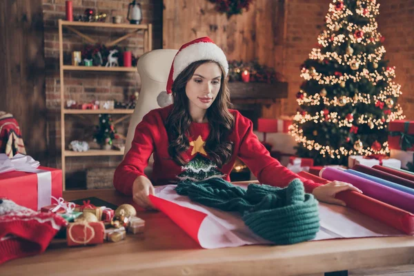 Foto de brillante encantadora joven dama usar suéter de punto sombrero embalaje nuevo año presente interior casa casa habitación — Foto de Stock