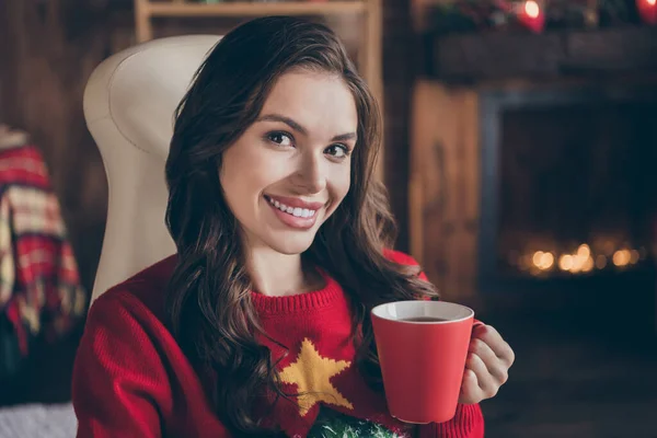 Fotografie roztomilé hezká mladá dáma nosit pletený svetr s úsměvem pití horké kávy vnitřní dům domácí pokoj — Stock fotografie