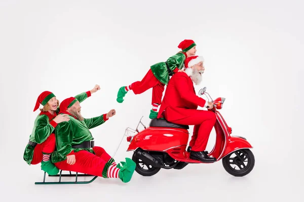Retrato de atraente alegre quatro pessoas andando scooter trenó Dezembro tempo isolado sobre fundo de cor branca — Fotografia de Stock