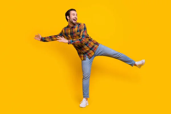 フルボディ写真のクールなブルネット若い男ダンスウェアシャツジーンズスニーカー隔離された黄色の背景 — ストック写真