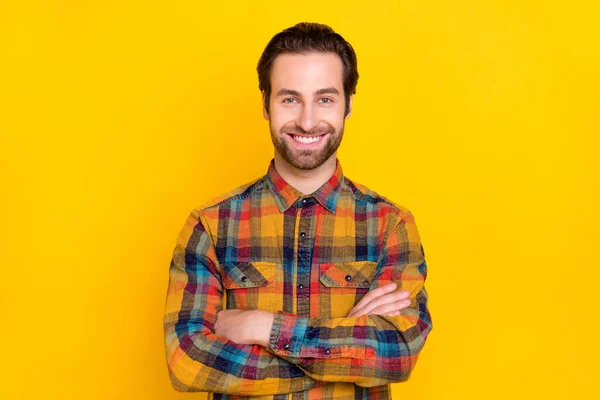 Foto de dulce encantador joven usar camisa a cuadros sonrientes manos plegadas aislado color amarillo fondo — Foto de Stock