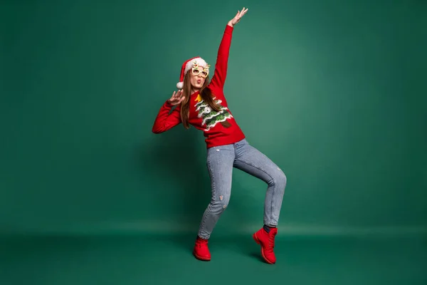 Foto em tamanho completo de fresco millennial senhora dança desgaste eyewear camisola boné jeans botas isoladas no fundo verde — Fotografia de Stock