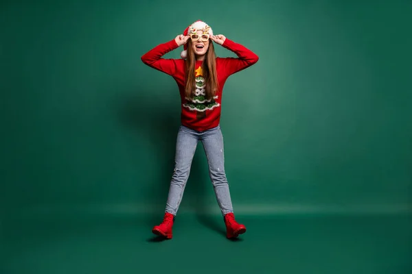 Foto em tamanho completo de senhora millennial engraçado usar óculos camisola boné jeans botas isoladas no fundo verde — Fotografia de Stock