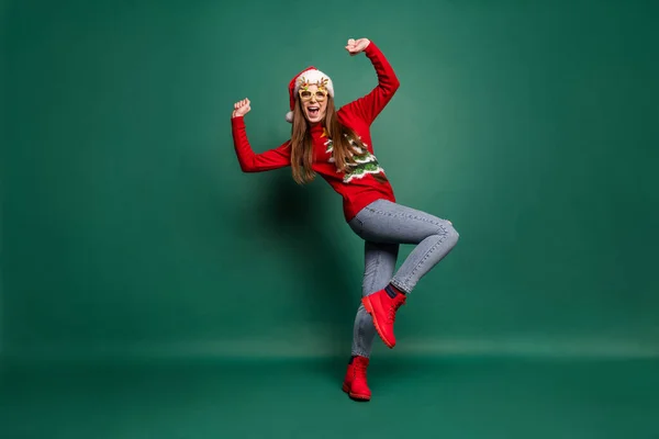 Foto de comprimento total de hooray jovem senhora dança desgaste camisola boné jeans botas isoladas no fundo verde — Fotografia de Stock
