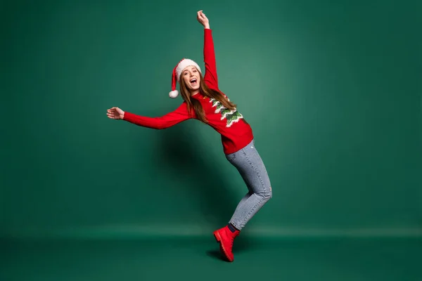 Foto de perfil em tamanho completo de senhora millennial engraçado dança desgaste camisola boné jeans botas isoladas no fundo verde — Fotografia de Stock