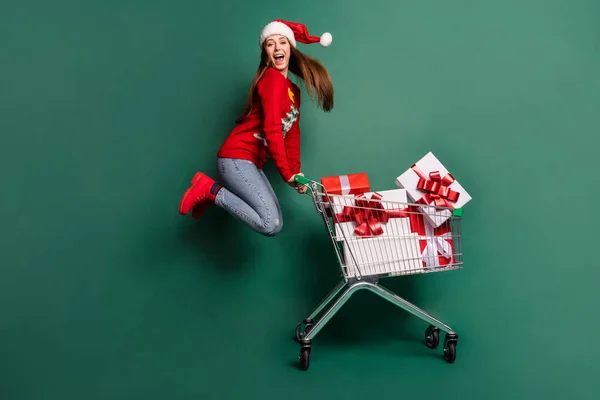 Teljes méret profil oldalán fotó fiatal nő boldog pozitív mosoly vásárolni ajándék ugrás új év elszigetelt zöld szín háttér — Stock Fotó
