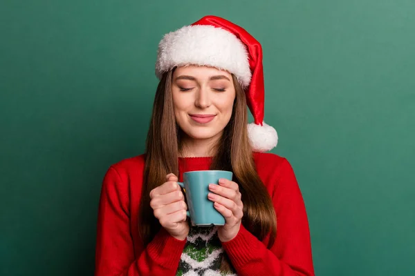 Foto da jovem mulher feliz sorriso positivo sonho desfrutar quente cacau natal tempo isolado sobre fundo de cor verde — Fotografia de Stock