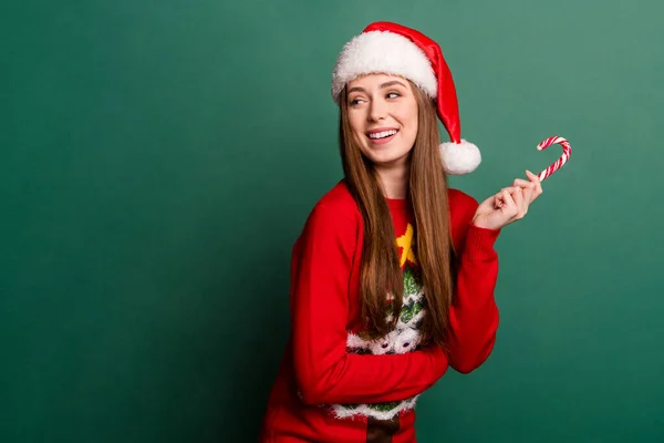 Profilo foto laterale di giovane donna felice sorriso positivo celebrazione di Natale caramelle isolato su sfondo di colore verde — Foto Stock