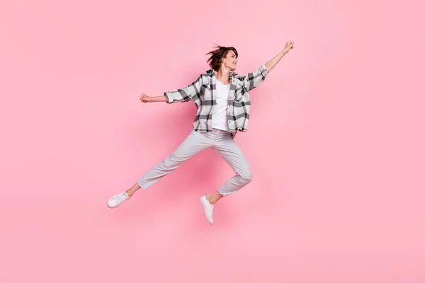 Full size foto di funky giovane bruna signora salto indossare pantaloni camicia scarpe isolate su sfondo rosa — Foto Stock