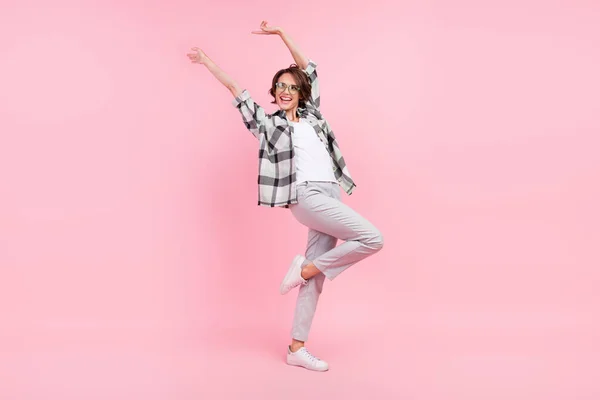 Plná délka fotografie mladé veselá žena šťastný pozitivní úsměv bavit tanečník izolované přes růžové barvy pozadí — Stock fotografie