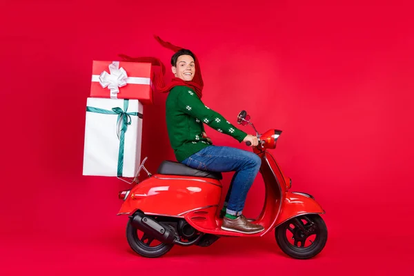 Ganzkörpergröße Foto Mann Kerl auf dem Fahrrad sitzend Schal liefert Geschenk isoliert lebendige rote Farbe Hintergrund — Stockfoto