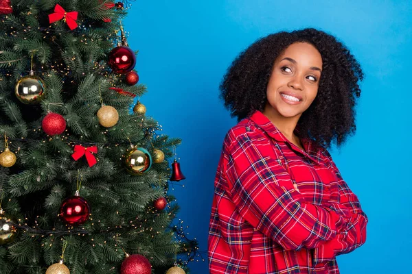 Profilfoto von süßen Millennial Brünette Dame verschränkte Arme aussehen Baum tragen rote Nachtwäsche isoliert auf blauem Hintergrund — Stockfoto