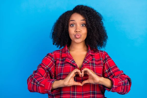 Fénykép a kacér Y-generációs hölgy show szív fúj csók viselni piros kockás pizsama elszigetelt kék színű háttér — Stock Fotó