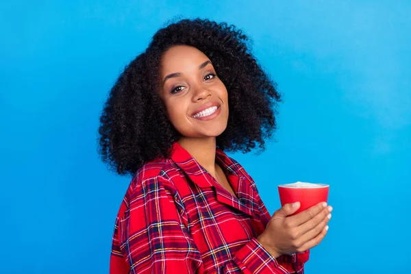 Perfil foto de doce milenar senhora beber café desgaste vermelho xadrez pijama isolado no fundo de cor azul — Fotografia de Stock
