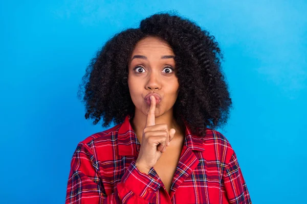 Fotografie dojem brunetka účes mladá dáma prst ústa nosit červené kostkované pyžama izolované na modrém pozadí — Stock fotografie