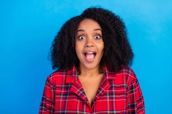 Foto de hooray morena penteado milenar senhora olhando desgaste vermelho xadrez pijama isolado no fundo de cor azul — Fotografia de Stock