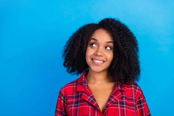 Foto de otimista morena penteado milenar senhora olhar espaço vazio desgaste vermelho xadrez pijama isolado no fundo de cor azul — Fotografia de Stock