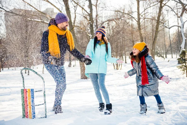 Photo pleine grandeur de bonne humeur assez positive famille mère père et fille profiter des vacances d'hiver jeter de la neige — Photo