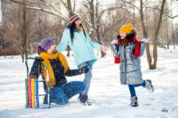 Photo pleine grandeur de heureux excités funky drôle de famille joyeuse s'amuser en plein air profiter des vacances d'hiver — Photo