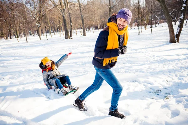 Photo pleine grandeur de heureux funky drôle souriant famille père et fille s'amuser en dehors des vacances d'hiver — Photo