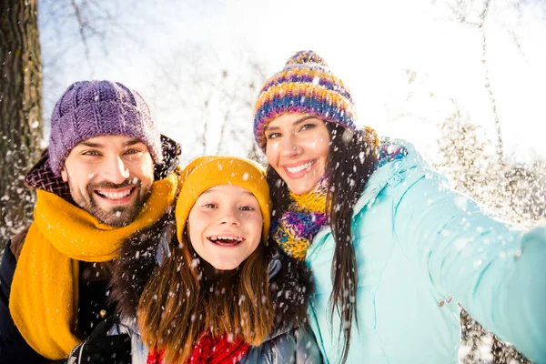 Foto av glada härlig familj gör selfie bära vinterduk utanför promenad i parken — Stockfoto