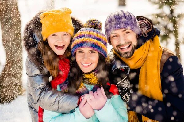Üç mutlu gülümseyen aile fotoğrafı kucaklaşın. Haftasonu kucaklaşın. Açık havada hava karları uçuşsun. — Stok fotoğraf