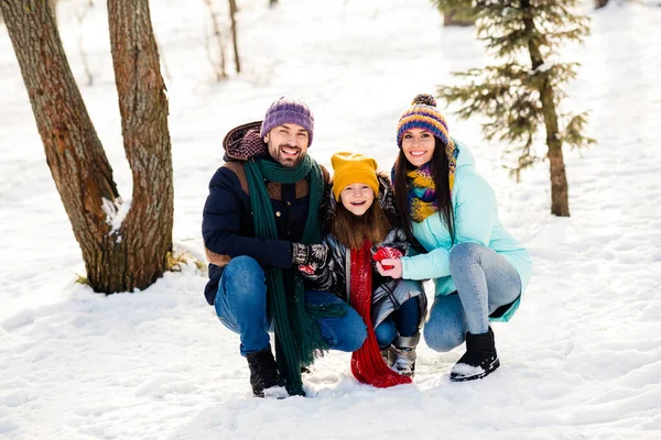 Neşeli aile fotoğrafı mutlu pozitif gülümseme anne baba kız birlikte zaman geçirin parkta yürüyün — Stok fotoğraf