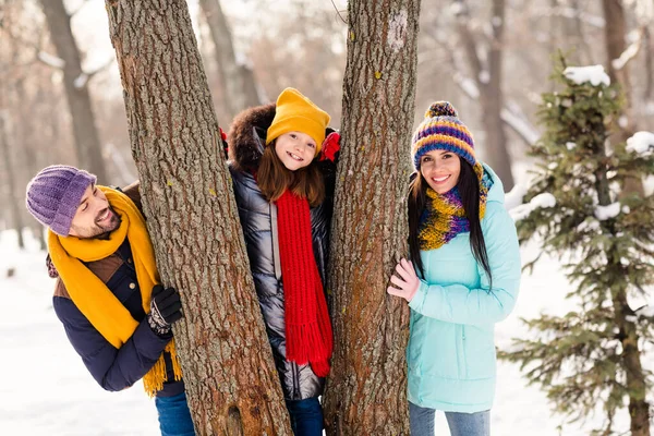 Photo de belle famille heureux sourire positif profiter du temps ensemble maman papa fille forêt enneigée bois à l'extérieur — Photo