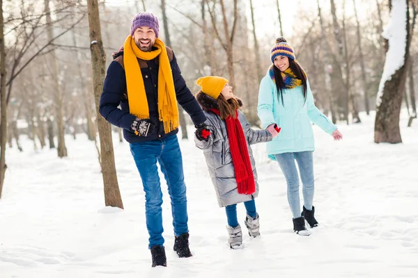 Full length photo of cheerful family happy positive smile enjoy time together holiday vacation winter park — Stock Photo, Image