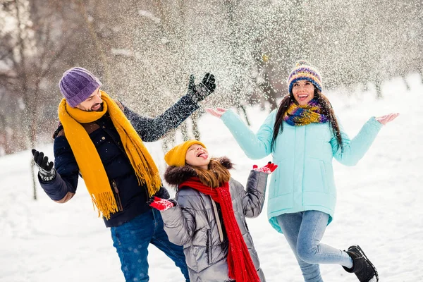 Photo de famille joyeuse heureux sourire positif amusez-vous profiter du temps ensemble ludique voler air neige promenade parc — Photo