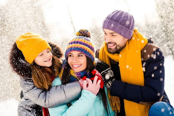 Foto av glad familj glad positiv leende kram omfamna titta varandra flyga luft snö promenad park helg — Stockfoto