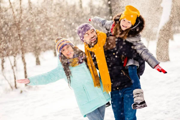 Photo de famille attrayante heureux sourire positif profiter du temps ensemble neige air voler hiver Voyage maman papa petit enfant à l'extérieur — Photo