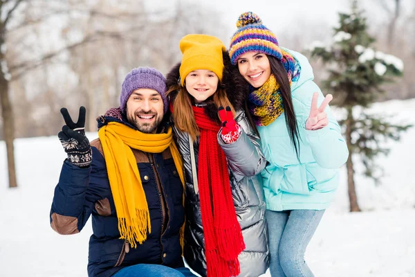 Foto av ung familj glad positiv leende visa fred cool v-tecken kram omfamna familjeresa utomhus — Stockfoto