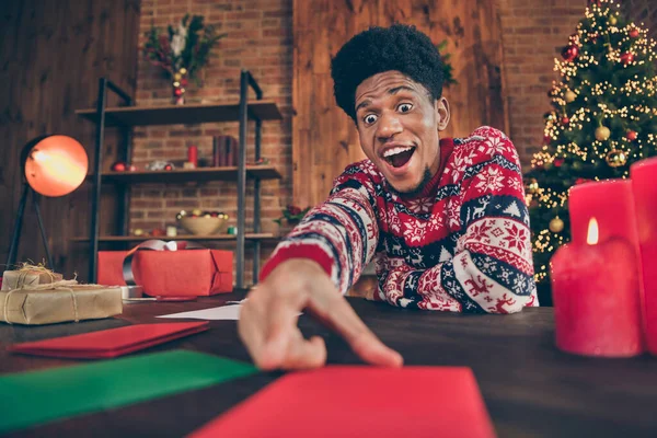 Фотопортрет молодой человек вне себя от радости пишет письмо Санта-Клаусу на рождественские праздники в тёплом свитере — стоковое фото