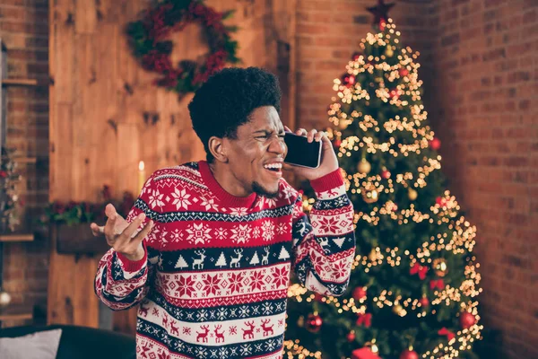 Fotoporträt Mann im Weihnachtspullover lacht über Handy an Weihnachten — Stockfoto