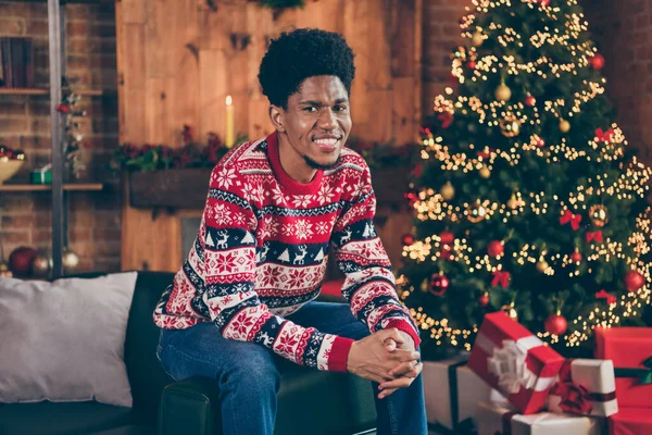 Foto retrato hombre usando suéter de Navidad sonriendo pasar tiempo en apartamento decorado —  Fotos de Stock