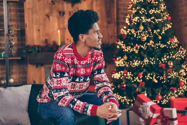 Foto de tipo de piel bastante oscuro reflexivo vestido impresión jersey buscando árbol de Navidad en el interior casa casa habitación —  Fotos de Stock