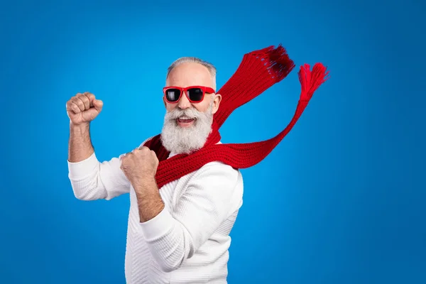 Foto av glada lyckliga ålder gentleman bära vit tröja röda glasögon stiger knytnävar isolerad blå färg bakgrund — Stockfoto