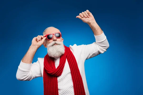 Photo funky charme âge gentleman porter pull blanc lunettes rouges sourire dansant isolé fond de couleur bleue — Photo