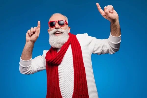 Фото досить фанк віку джентльмен носити білий светр червоні окуляри посміхаючись танцює ізольований синій колір фону — стокове фото