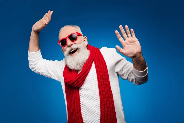 Photo attrayante jolie âge gentleman porter pull blanc lunettes rouges souriant dansant isolé fond de couleur bleue — Photo