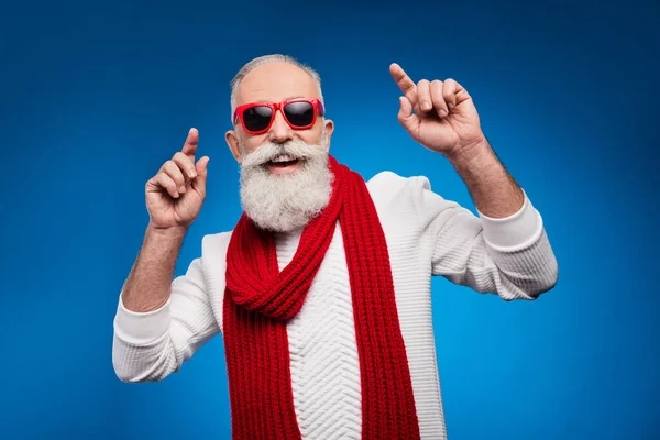 Foto de doce atraente idade cavalheiro desgaste branco suéter vermelho eyewear sorrindo dança isolado azul cor fundo — Fotografia de Stock